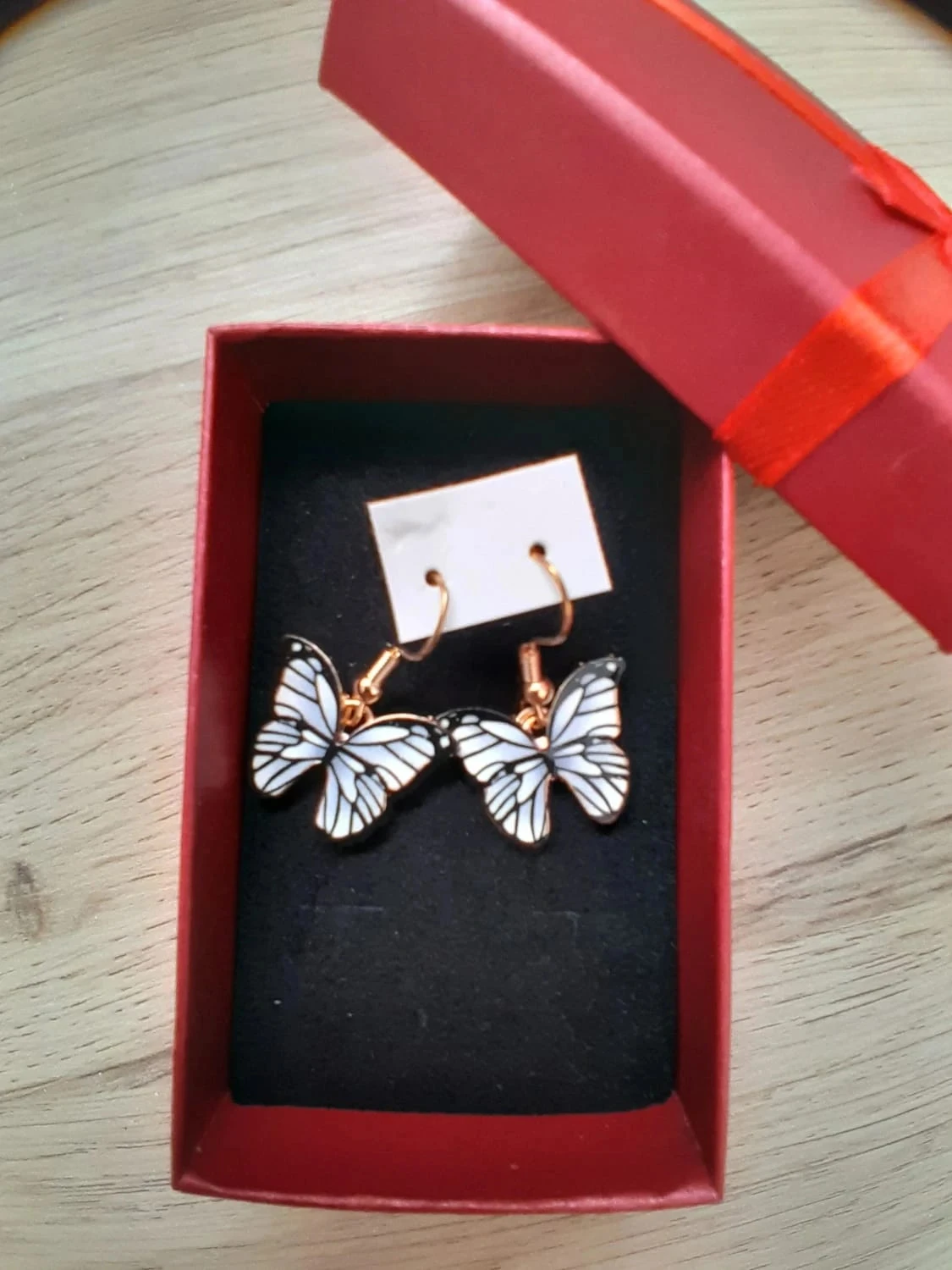 Boucles d'oreilles,  papillons émaillées, noires et blanches,  dorées